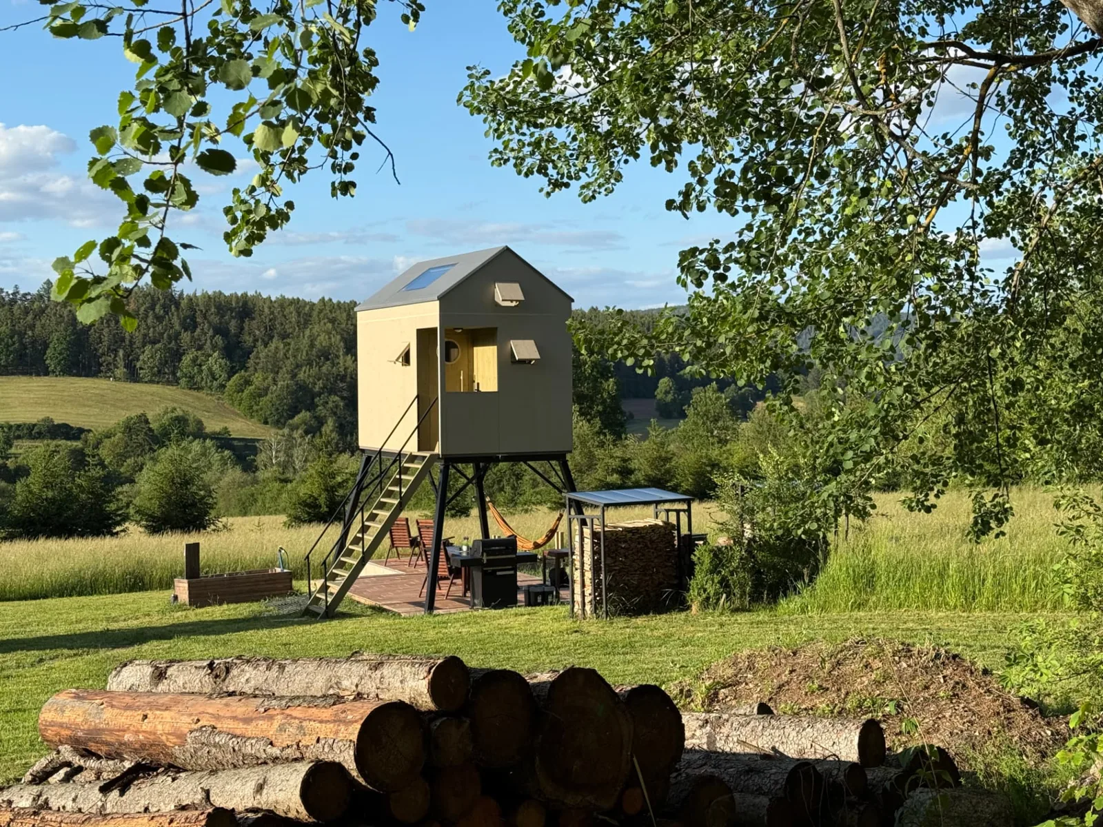 Glamping od Amy – dřevěný posed na louce na kraji Brd