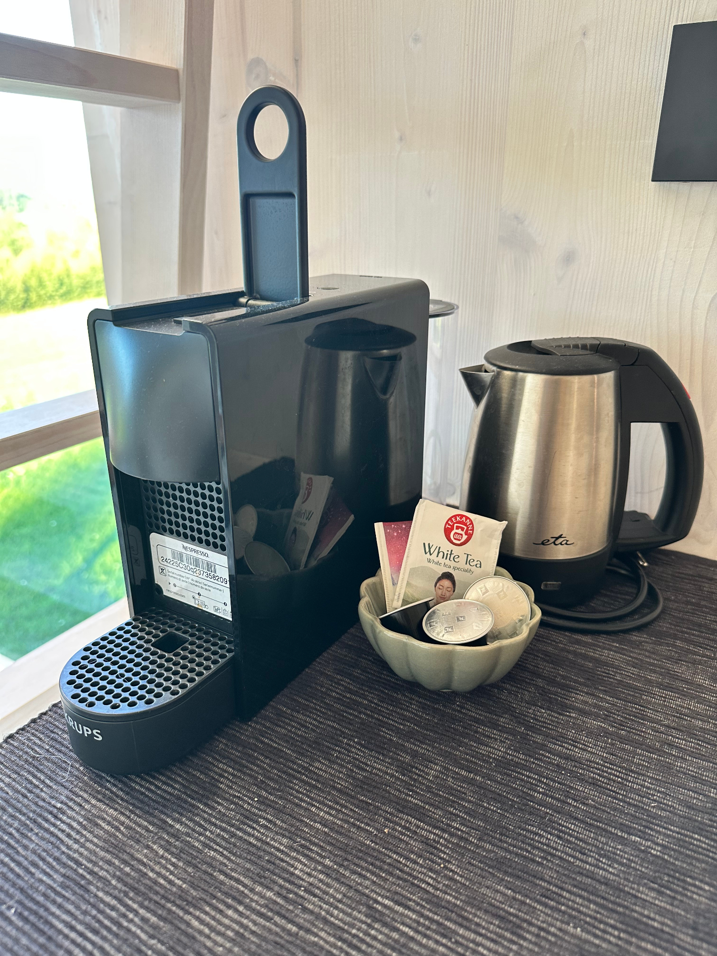 Kávovar Nespresso a rychlovarná konvice