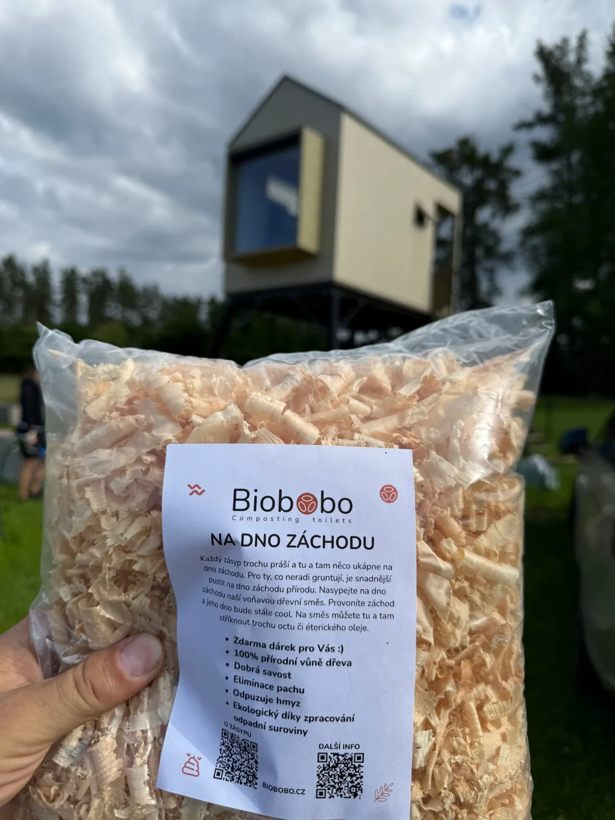 Balení dřevěného zásypu Biobobo před glampingem
